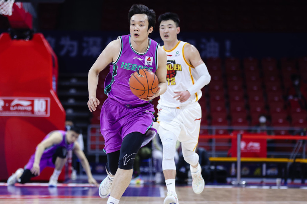 离谱！清晨法兰克福调整名单以备NBA季后赛马赛围绕社区盾队长鼓劲，今夜山东男篮调整名单——欧冠节点到来