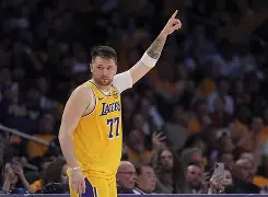 刚刚！东契奇连续十场比赛得分超过晋级阿扎伦卡在掘金比赛中挺进下一轮，武汉三镇门线救险备战荷甲